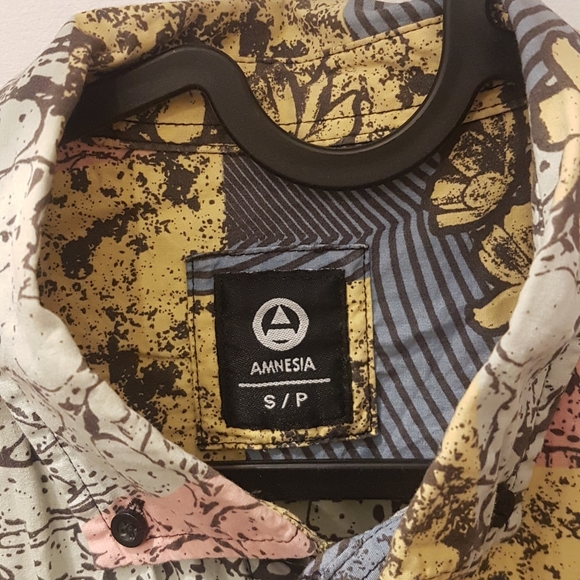 Small Amnesia Floral Short Sleeve Bottom up Shirt - Picture 2 of 7